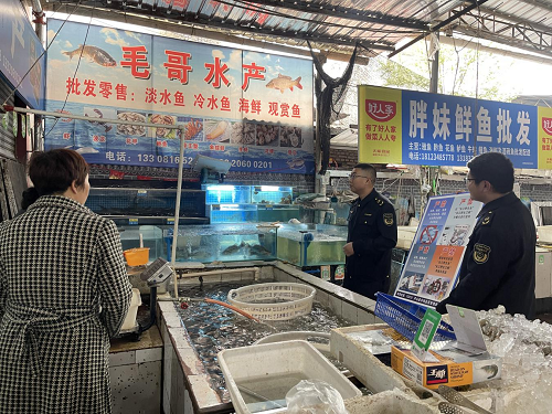 蘆山縣市場(chǎng)監(jiān)督管理局開(kāi)展長(zhǎng)江禁漁常態(tài)化檢查，嚴(yán)防水產(chǎn)品零售環(huán)節(jié)違規(guī)行為